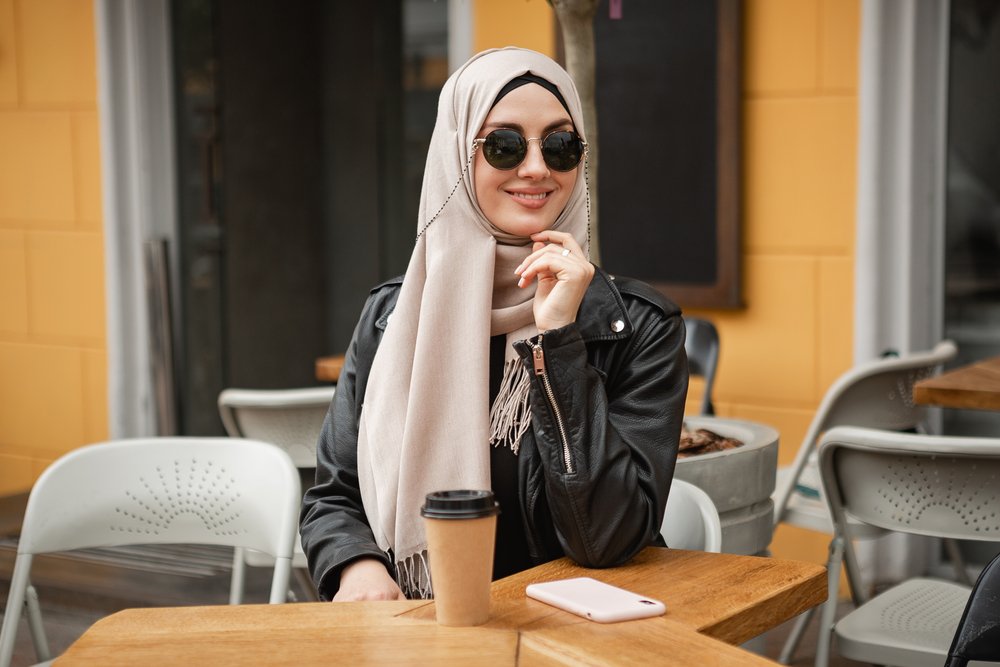 Modern Stylish Muslim Woman In Hijab In City Stree H3U22HS