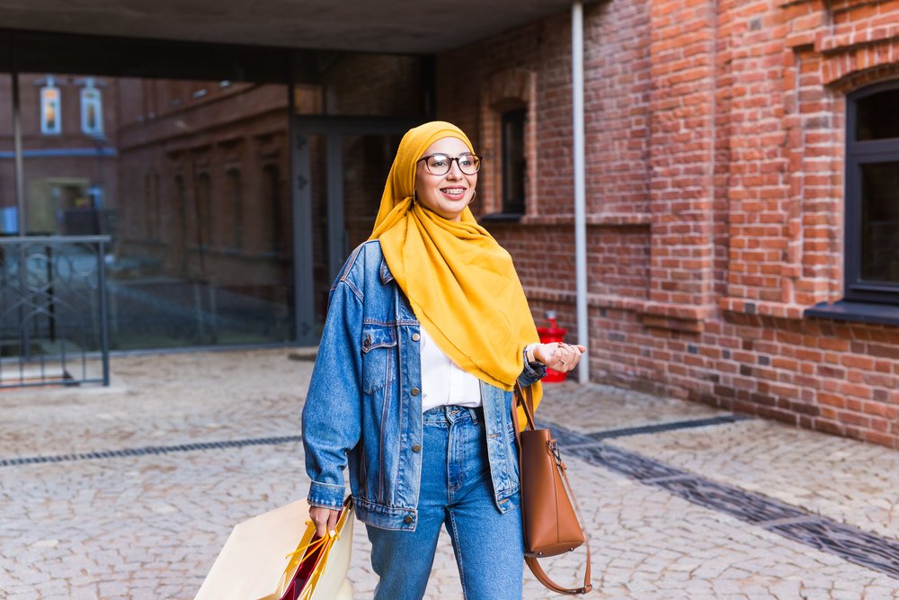 Sale And Buying Concept Happy Arab Muslim Girl Wit S95Y4R3