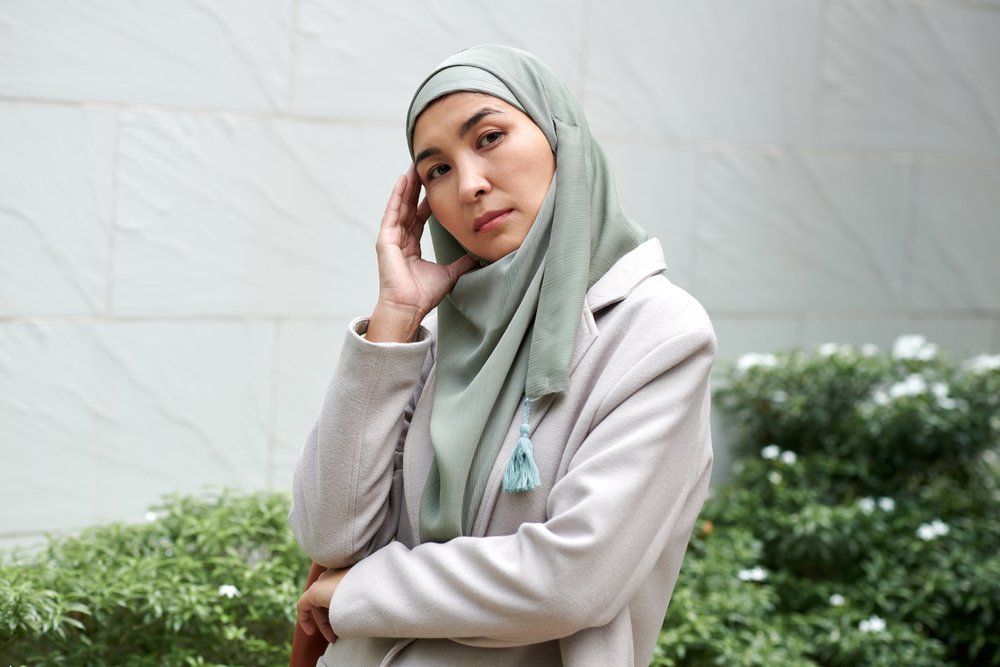 Serious Muslim Woman In Hijab BWMVDGQ